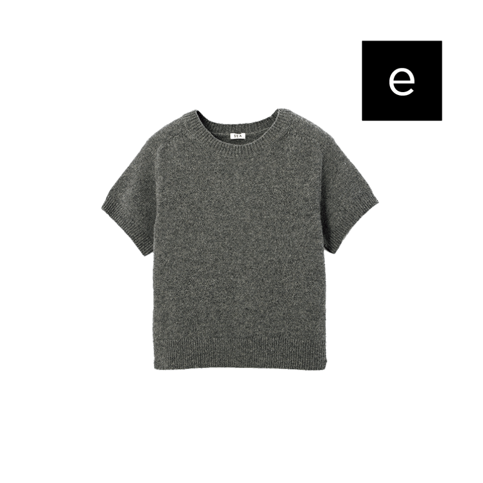 【SEAのニット】 飽きのこないシンプルなデザインのクルーネックニットはひとつ持っておくと便利。コンパクトなサイジングだから全身のバランスもとりやすい！ ¥28,600（シー／エスストア）