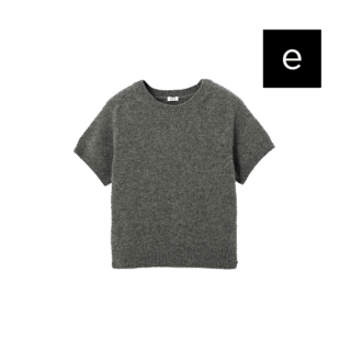 【SEAのニット】 飽きのこないシンプルなデザインのクルーネックニットはひとつ持っておくと便利。コンパクトなサイジングだから全身のバランスもとりやすい! ¥28,600(シー/エスストア)