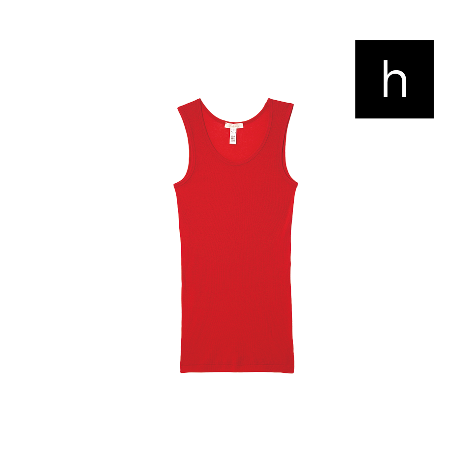 【Souple Luzのタンクトップ】 タンクトップはトレンドカラーでもある赤をチョイス。ボディラインにフィットする細身のシルエットで着心地も抜群。¥12,100(スープレ ルース/メイデン・カンパニー)