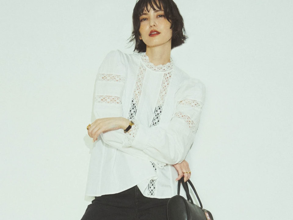 美脚効果絶大の「ブラックデニム」は甘めブラウス合わせでも洒落モード見え!【10日間着まわし】