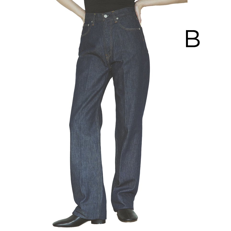 【AURALEEのストレートデニム】 パリッとした風合いのストレートデニムはキレイめ担当に抜擢。スラックスのような美しいシルエットでデイリーにはもちろんのこと、オフィスでも活躍してくれること間違いなしです。¥37,400（オーラリー）