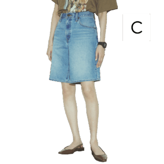 【Levi’s®のハーフデニム】 90年代のリバイバルブームにより最近また流行り出したハーフ丈デニム。いつもの着こなしが分かりやすく今っぽくなるので、ぜひラインナップに取り入れたいところ。¥9,900（リーバイス®／リーバイ・ストラウス ジャパン）