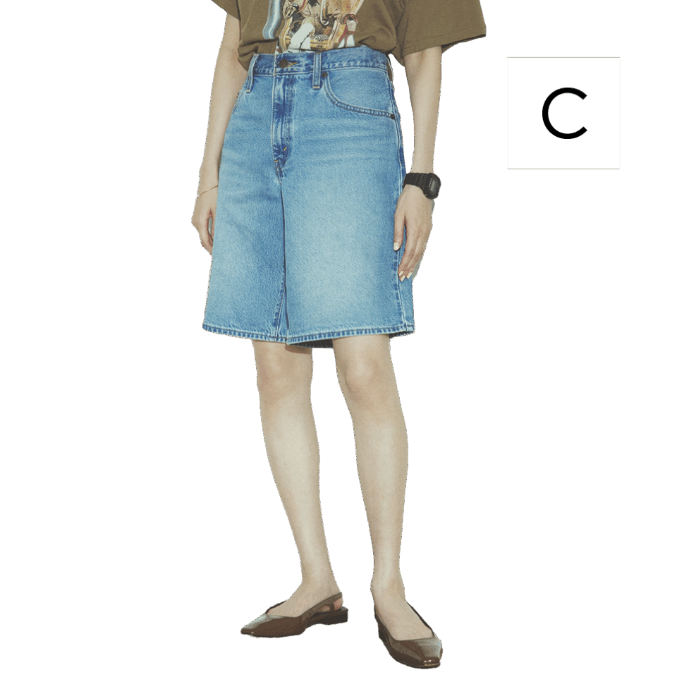 【Levi’s®のハーフデニム】 90年代のリバイバルブームにより最近また流行り出したハーフ丈デニム。いつもの着こなしが分かりやすく今っぽくなるので、ぜひラインナップに取り入れたいところ。¥9,900（リーバイス®／リーバイ・ストラウス ジャパン）