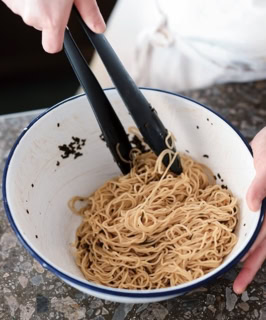 麺は水でしっかり洗い、ぬめりを除くことが大事！さらに塩昆布と混ぜ、麺自体に旨みと塩味をプラスすると、味がボヤけない。