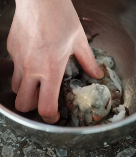 えびは塩麹をもみ込むと、臭みがおさえられて食感もプリプリに。塩麹は昆布でとっただし汁や、グルタミン酸を含んだ旨み調味料で代用可能。