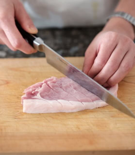 豚肉は両面に切り込みを入れると、柔らかくなる。黒酢あんはぶどうジュースをたっぷり加え、フルーティでまろやかな本格味に。