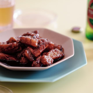 おもてなしにも重宝! カリッと揚げたジューシーな豚肉と黒酢あんがからんだ、お酒もごはんもすすむ一品。