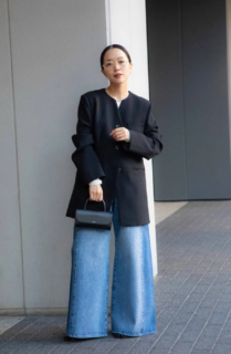 ボリュームたっぷりのワイドデニムはきちんと感のあるブラックジャケットを合わせて大人っぽく。ピアスと共に繊細なゴールドカラーの眼鏡が上品なムードを加速。