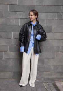 シャツにスラックスを合わせ、レザージャケットをキレイめに落とし込んだ大人のデイリーカジュアル。眼鏡をかけてどこかトラッドな雰囲気も漂わせて。