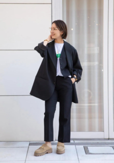 オーバーサイズのジャケットとベストを合わせたハンサムなジャケットコーデ。シューズのビットに合わせたゴールドカラーの眼鏡で女性らしいムードをプラスして全体のバランスUP。