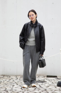 今季らしいレザーブルゾン。一見ハードな印象になりがちだけど、華奢なフレームの眼鏡をかけるだけでどこか柔らかな雰囲気に。ブルゾンやバッグの金具に合わせてフレームはシルバーをセレクト。