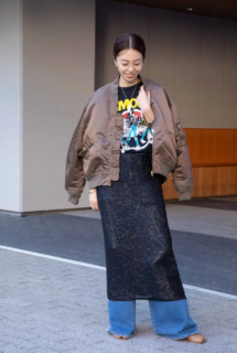 ロックプリントのTシャツにラメ入りスカートのレイヤードが目を引くカジュアルスタイル。そのままでも十分素敵だけれど、ゴールドの華奢なネックレスと眼鏡で女性らしさをプラスすれば洒落感も一層UP。