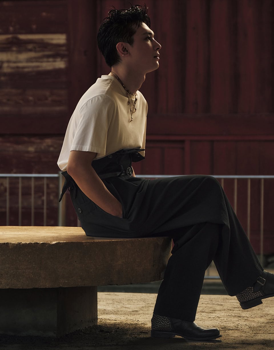 Tシャツ¥22,000(アワー レガシー)、ネックレス 各¥99,000(共にルメール/全てエドストローム オフィス)、その他スタイリスト私物