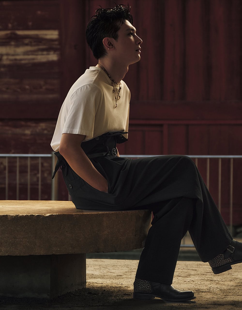 Tシャツ¥22,000（アワー レガシー）、ネックレス 各¥99,000（共にルメール／全てエドストローム オフィス）、その他スタイリスト私物