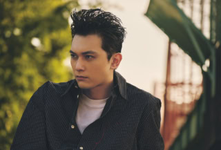 シャツ ¥190,300、パンツ ¥139,700(共にマルニ/マルニ ジャパン クライアントサービス)、その他スタイリスト私物