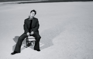 ジャケット ¥186,000、シャツ ¥109,000、パンツ ¥111,000、ネックレス ¥109,000(全てルメール/エドストローム オフィス)、その他スタイリスト私物