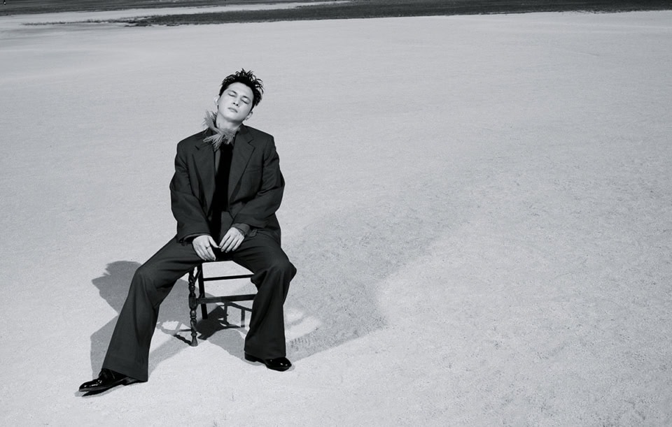 ジャケット ¥186,000、シャツ ¥109,000、パンツ ¥111,000、ネックレス ¥109,000(全てルメール/エドストローム オフィス)、その他スタイリスト私物