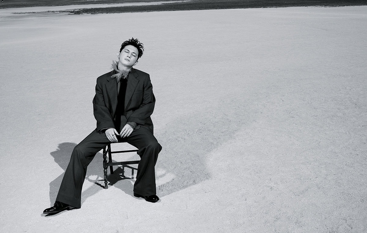 ジャケット ¥186,000、シャツ ¥109,000、パンツ ¥111,000、ネックレス ¥109,000(全てルメール/エドストローム オフィス)、その他スタイリスト私物