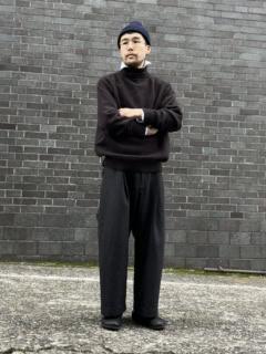 シンプルなタートルネックニットも、シャツをのぞかせるだけで一気に洒落ます