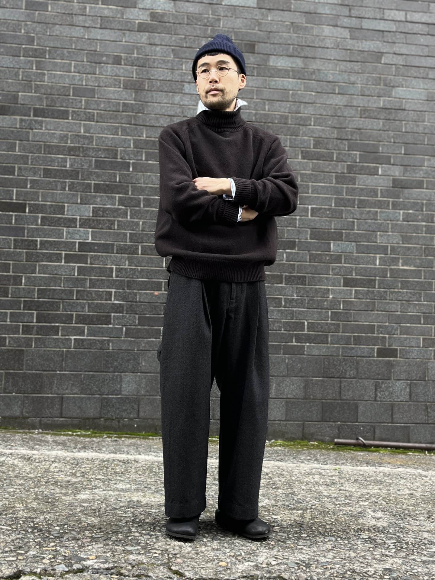 シンプルなタートルネックニットも、シャツをのぞかせるだけで一気に洒落ます