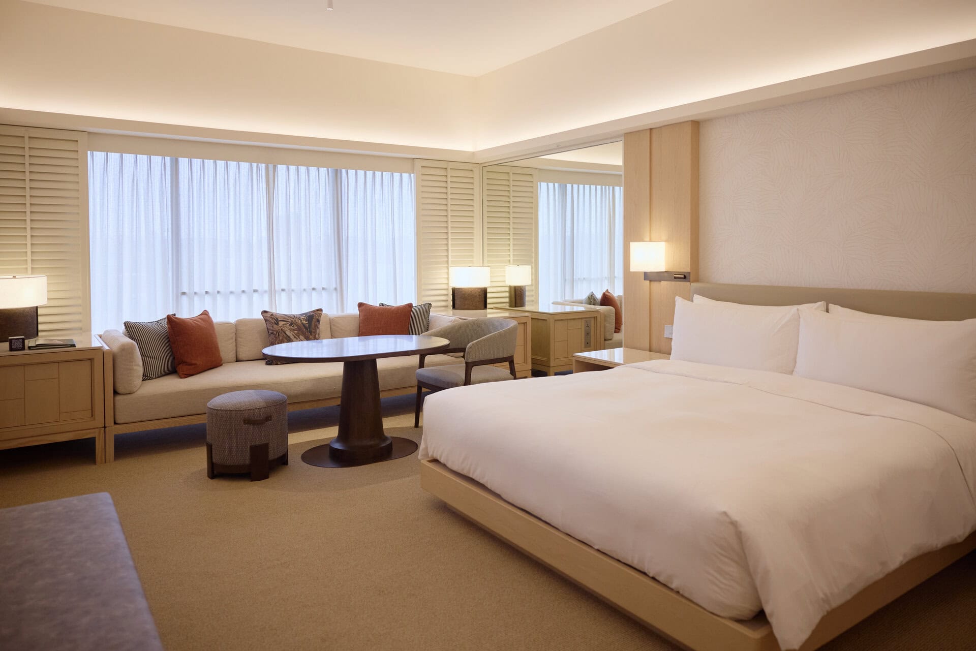 【コンラッド・シンガポール・オーチャード】じゃーん、35平米のエグゼクティブルームがこちら。ひろびろ～！