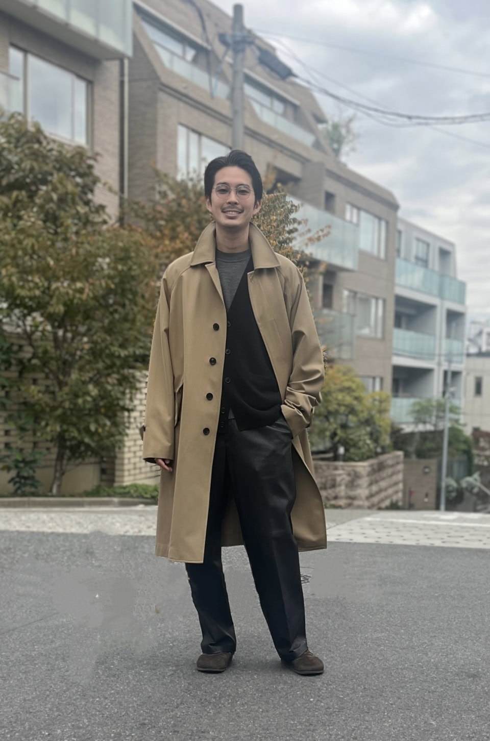 「ゲージの異なるニットを重ねる」異素材MIX&小物づかいが洒落たレイヤードは必見【メンズ服に学ぶ】