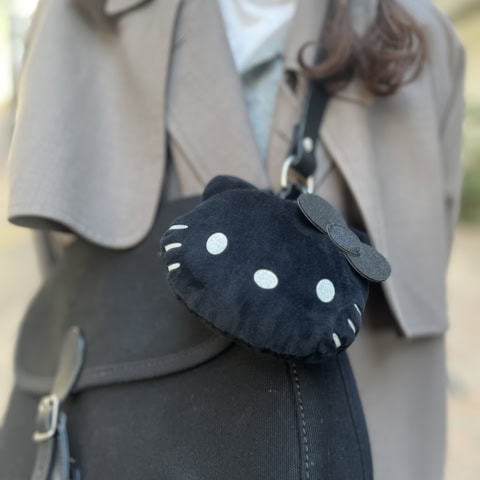 ちょいギャルで可愛い♡黒い【ハローキティ】フェイスポーチで40代もバッグチャームデビュー！