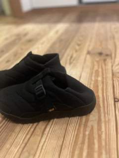 かかとはフェルトのような生地なので、素足ではいても気持ちよさそう