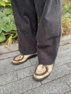 雨の日にも履いているというシューズは、お手入れせずあえてラフな表情に。太畝コーデュロイパンツとのバランスもバッチリ！