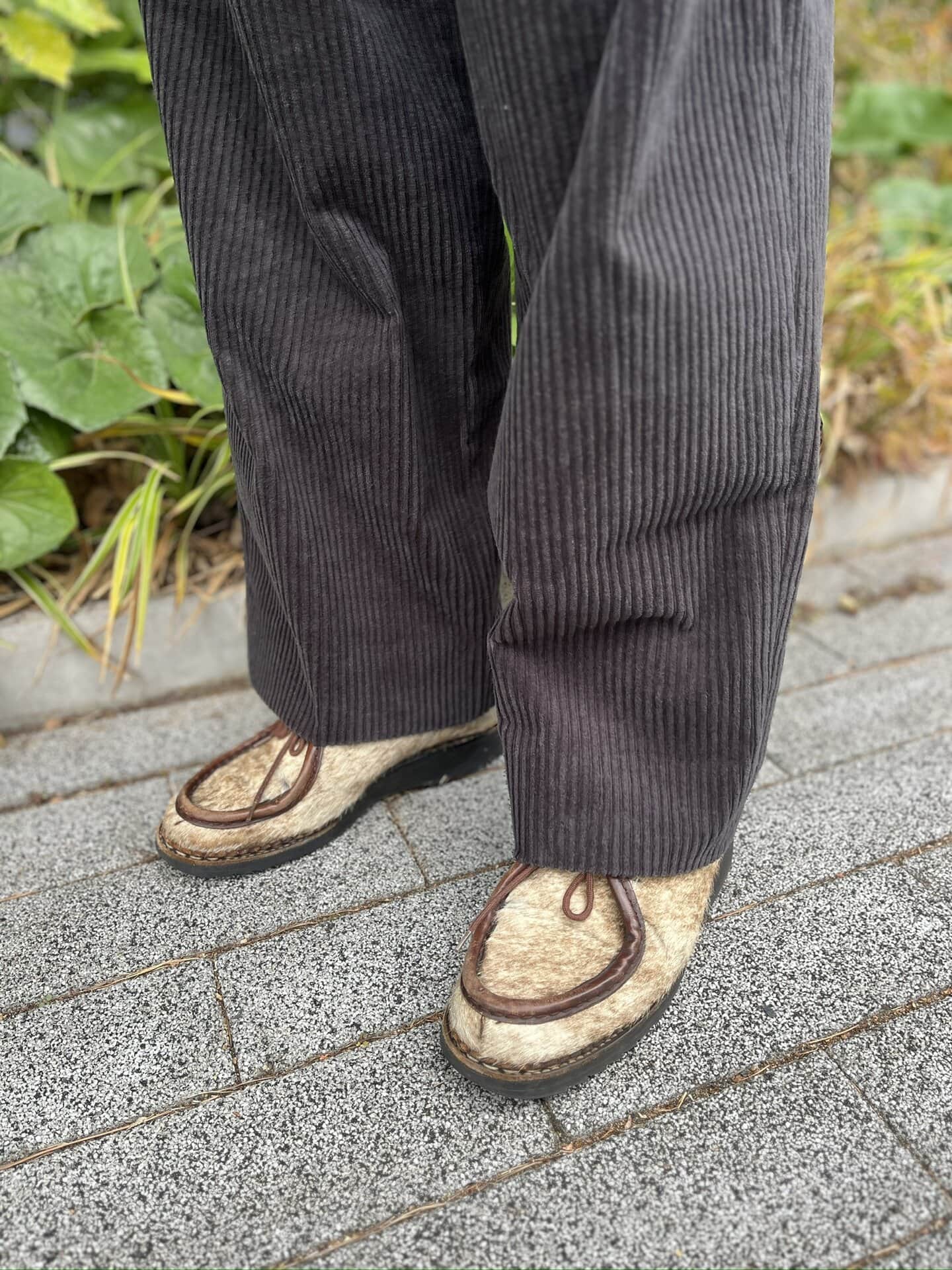 雨の日にも履いているというシューズは、お手入れせずあえてラフな表情に。太畝コーデュロイパンツとのバランスもバッチリ！