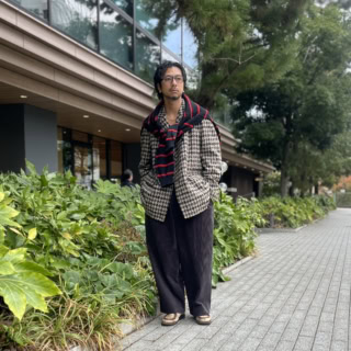 ゲンズブールがお手本!? ツイードコートにVネック＆肩かけニットで絶妙なヌケ感を【メンズ服に学ぶ】