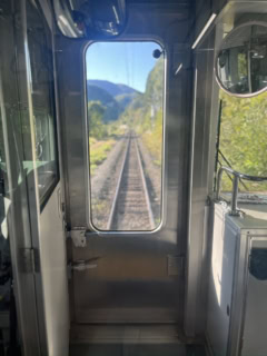 JR磐越西線は単線なのもイイんです。都心では見られない自然豊かな光景に感動して、思わず先頭車両から撮影してしまいました(笑)