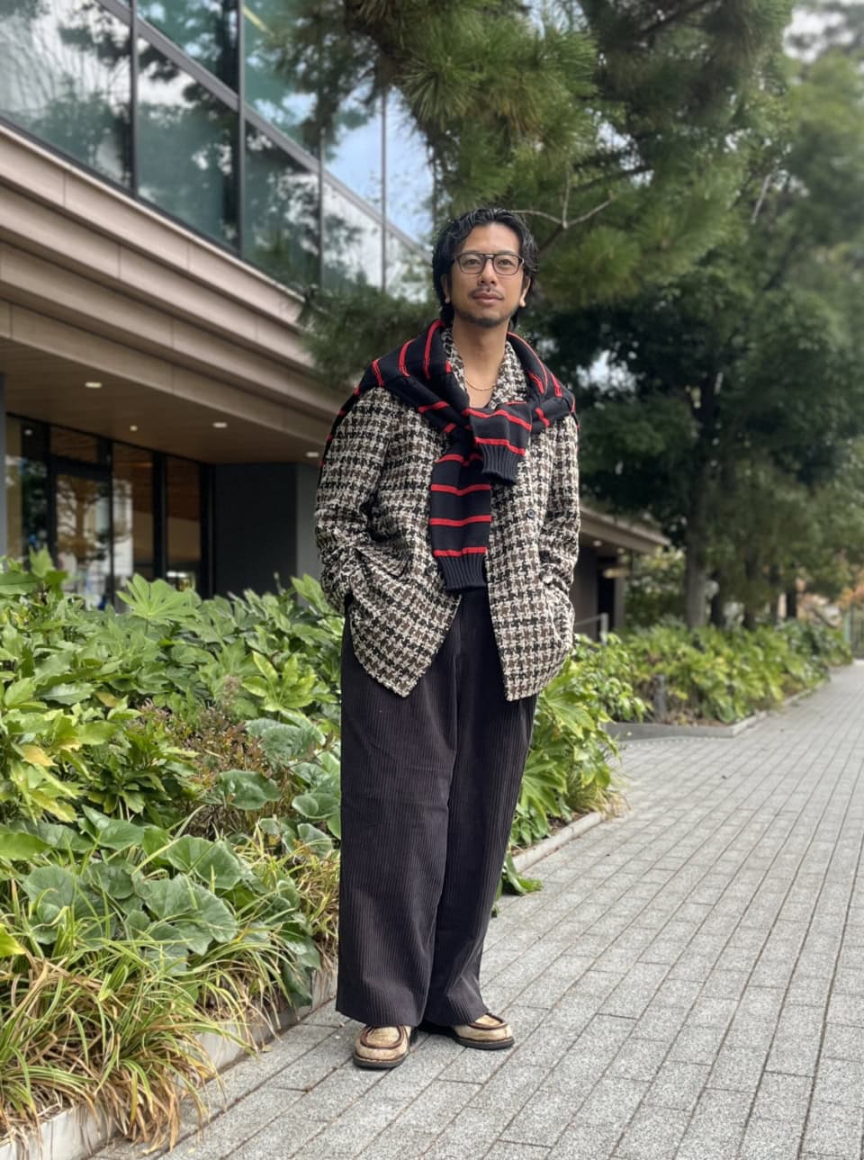 ゲンズブールがお手本!? ツイードコートにVネック&肩かけニットで絶妙なヌケ感を【メンズ服に学ぶ】