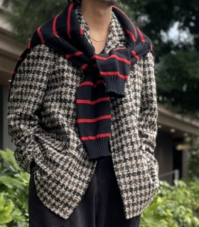 肩かけしたニットは無造作に結ぶのが内田流。スタイリングのこなれ感をアップさせるのにも一役買っています