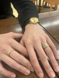 着こなしはどんどんシンプルになっているという井上さんは、小物で自分らしさを演出しているそう。このとき着けていたロレックスの時計とカルティエの7連リング＆結婚指輪、メゾンカノコギのリングは、どれも登場率が高いスタメン