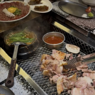 『山清炭火ガーデン乙支路1号店』のサムギョプサル