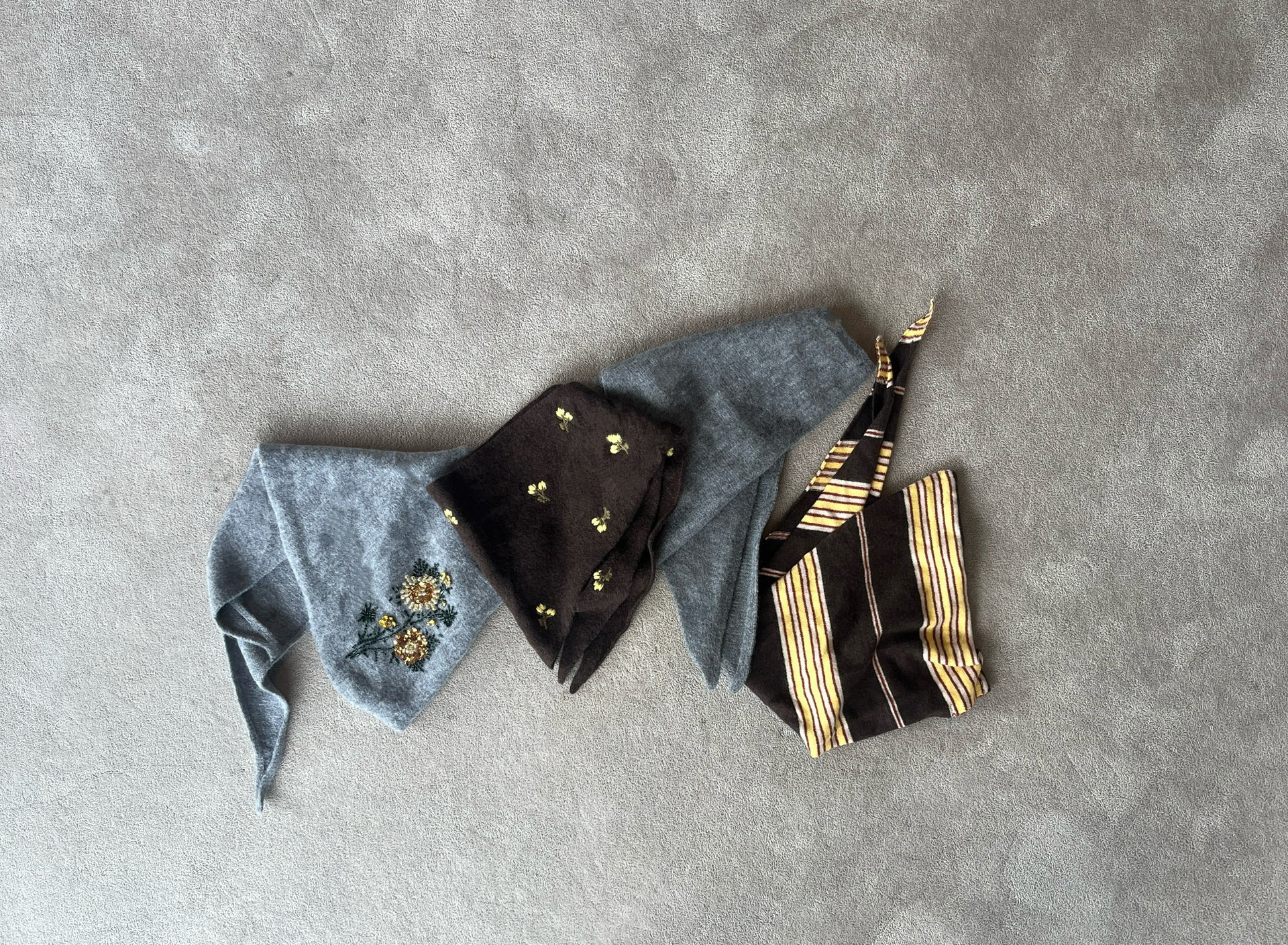 右から／ビーズ付きフローラル刺繍ニットバンダナ￥4,390、フラワー刺繍ニットバンダナ￥3,990、ニットパレオ￥2,190、ストライプ柄ニットバンダナ￥3,590（全てZARA）