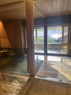 裏磐梯の豊かな自然を眺めながら入る温泉も格別♡ 敷地内にある沼のほとりから源泉が湧き出ているそう