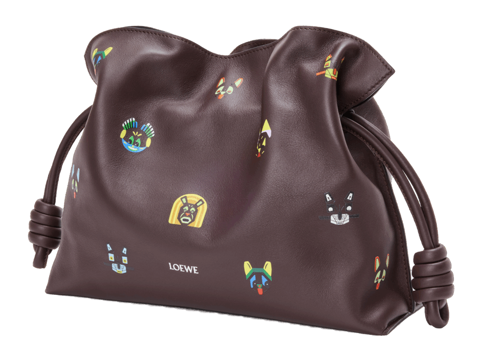 バッグ〈キャッツ フラメンコ クラッチ〉［H24.5XW30XD10.5㎝］¥486,200（ロエベ／ロエベ ジャパン クライアントサービス）