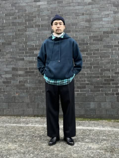 トップスとボトムスのシルエットバランスも絶妙。「シャツレイヤードはトップスにボリュームが出るので、ボトムスは太めがオススメです！ 」と安武さん