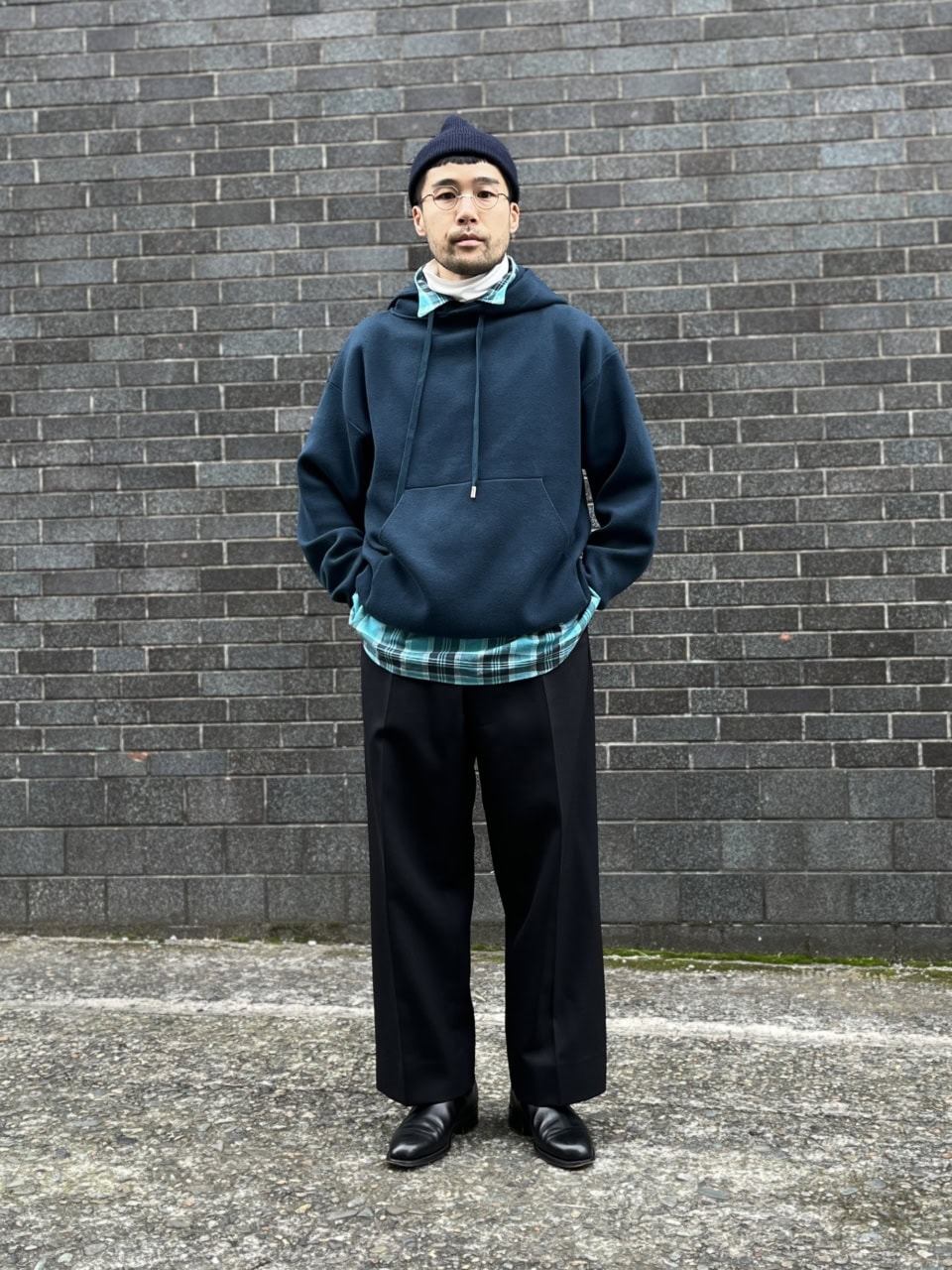 トップスとボトムスのシルエットバランスも絶妙。「シャツレイヤードはトップスにボリュームが出るので、ボトムスは太めがオススメです！ 」と安武さん