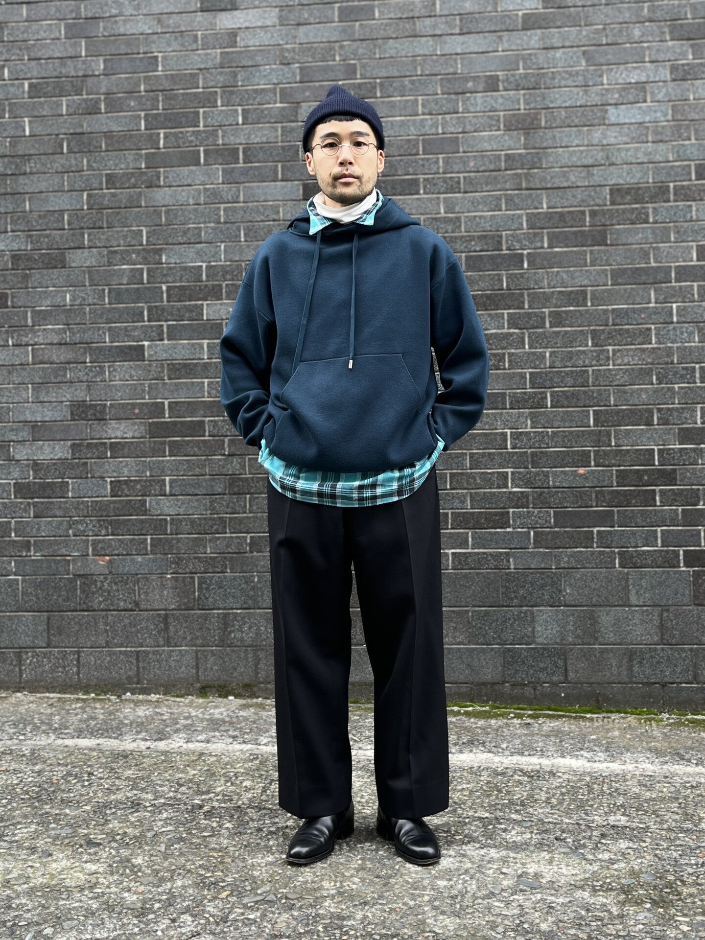 トップスとボトムスのシルエットバランスも絶妙。「シャツレイヤードはトップスにボリュームが出るので、ボトムスは太めがオススメです！ 」と安武さん