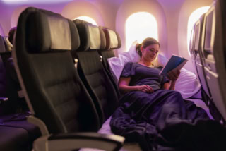 空間を独占、エコノミー「スカイカウチ」