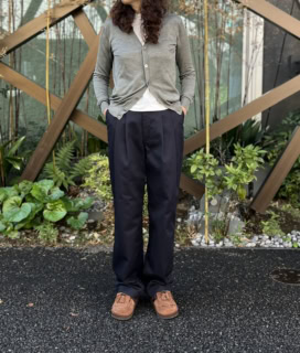 足元はキルトタッセル付きのサンダルで、ラフさを出してみました。ローファーとも相性がよさそう!