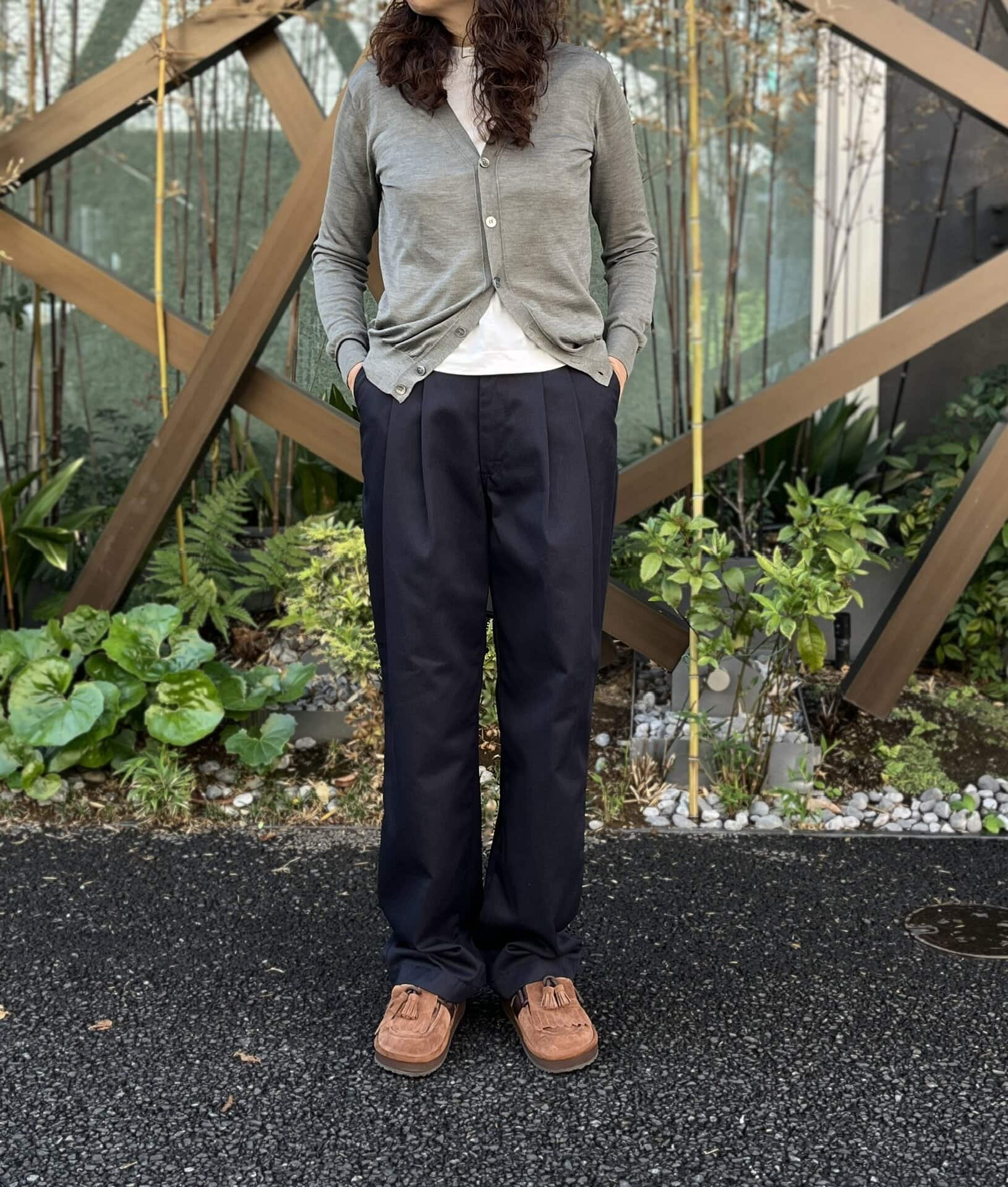 足元はキルトタッセル付きのサンダルで、ラフさを出してみました。ローファーとも相性がよさそう！