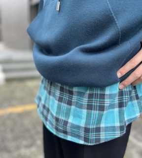 確かにボタンがないとかなりすっきり見えます。しかもレイヤードなら夏のシャツも使えるなんて最高です！