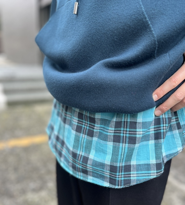 確かにボタンがないとかなりすっきり見えます。しかもレイヤードなら夏のシャツも使えるなんて最高です！