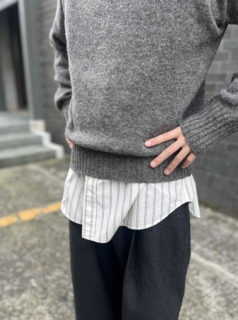 シャツの一番下のボタンはあえて外し、ラフさをプラスしたのも見どころ