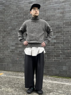 安武さんは特に言及していませんでしたが、裾からシャツをのぞかせる場合はトップスと色味をさりげなく揃えていました