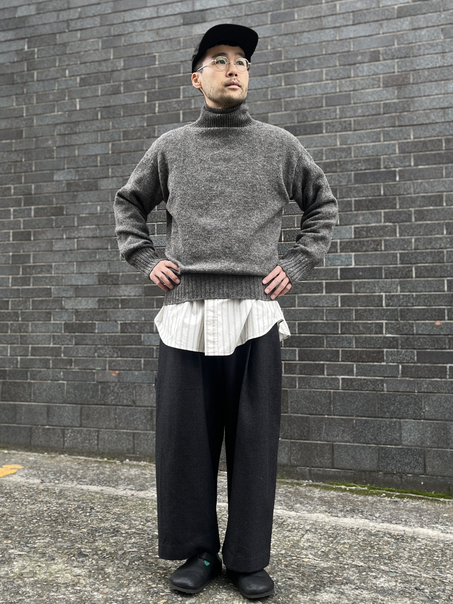 安武さんは特に言及していませんでしたが、裾からシャツをのぞかせる場合はトップスと色味をさりげなく揃えていました